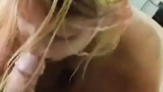 genç sarışın fahişe öğrenme için emmek horoz