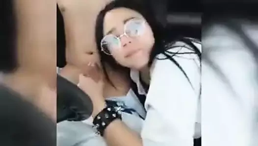 Güzel kız taksi şoförüne ödemek zorunda değil ve sakso çekmeyi teklif etti.