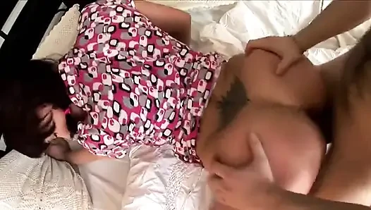 Mükemmel yuvarlak memeli domuz kuyruklu kız boşalana kadar yarak emiyor