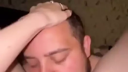 Yakın çekim kız arkadaşımı yalıyorum