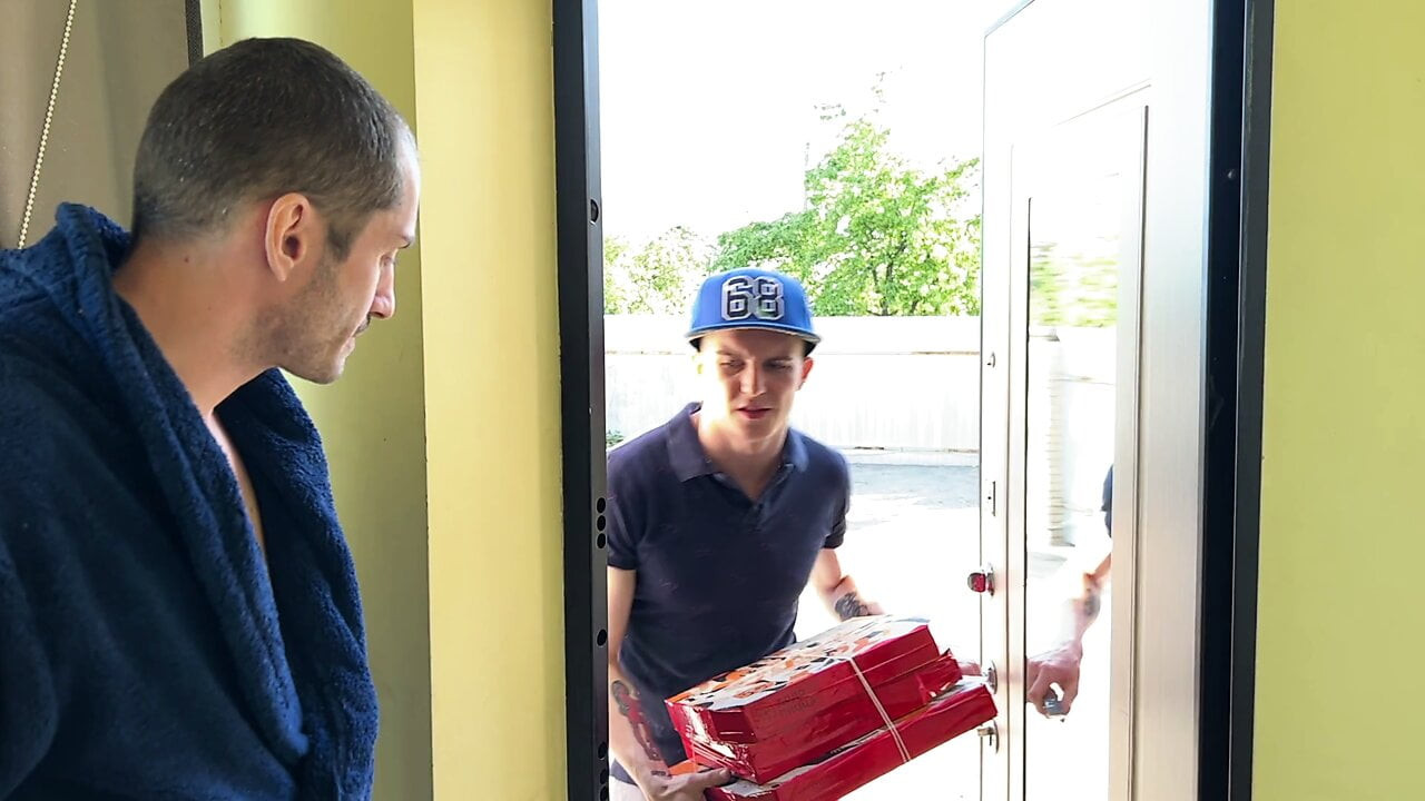 Adam pizza kuryesinde sikiliyor ve boşalıyor