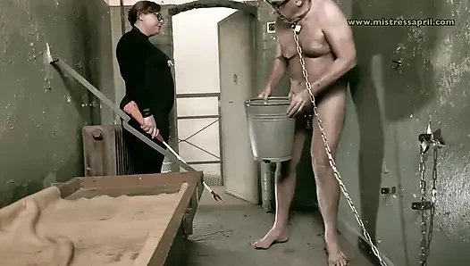 Dominatrix sahibe April hücrede temizlik yapıyor 45