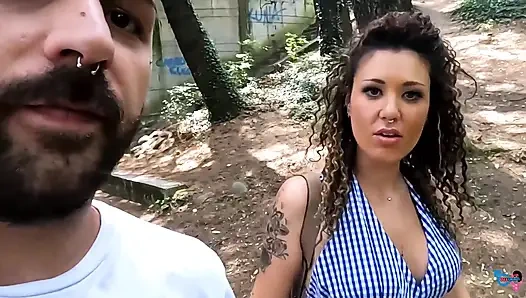 İtalyan kız parkta ona nasıl mastürbasyon yapmak gerektiğini söyleyerek bir yarağı boşaltıyor!