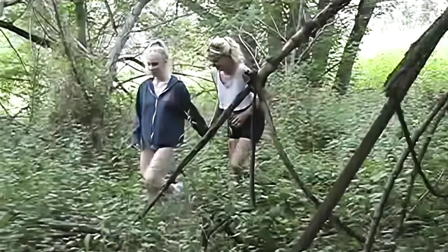 Azgın iki kadın bir erkek açık havada üçlü grup seks