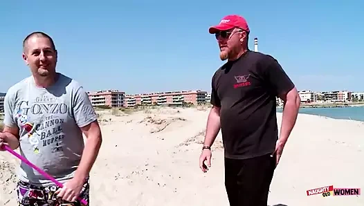 İki adam sahilde sapık bir bebeği alıyor ve tüm deliklerini yıkıyor