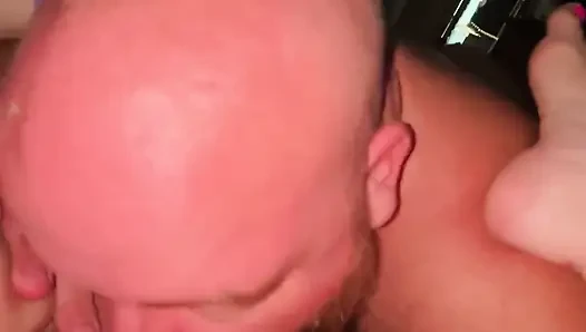 POV, часть 1 - Большой медведь поедает и трахает пальцами поросенку розу толстую киску в гостиничном номере
