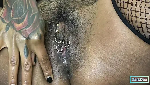 İlahi amcığımın açık dudaklarla işeyişine hayran kal.  Ve dilinle temizleyince!!