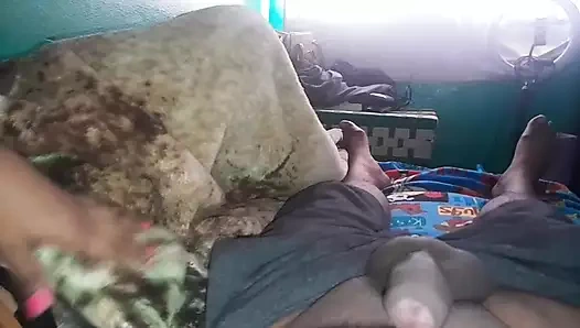 Büyük götlü komşu beni evine davet ediyor ve sonunda sikişiyoruz