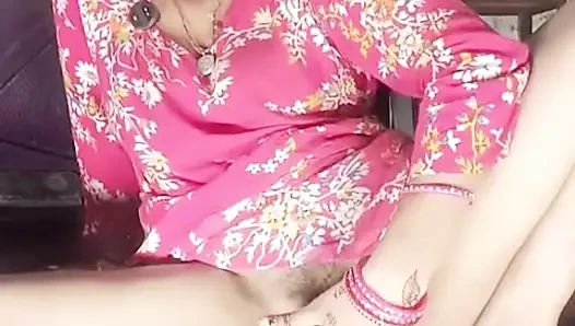 Bakire bir kızın amına parmak sokuyor, amının suyu dışarı çıktı, eğer arazi yoksa, sonra Hintçe ses