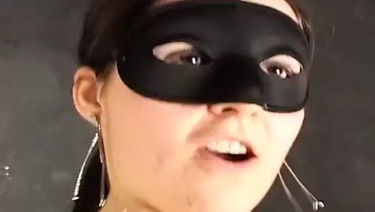 Genç esmer sert yarağı seviyor ve döl içmeyi seviyor