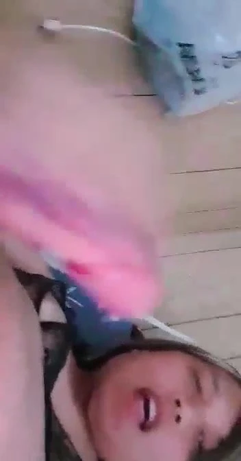 Bella yüksek sesle inliyor ve tatlı süt fışkırtıyor