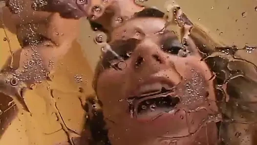 Courtney anal seks yapmayı ve seks oyuncaklarının sokulmasını seven bir sürtük