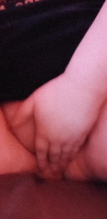 Трахаю пальцами с батплагом (сквирт)