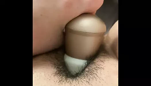 Kocasına iş yerinde tatmin edici bir video gönderiyor