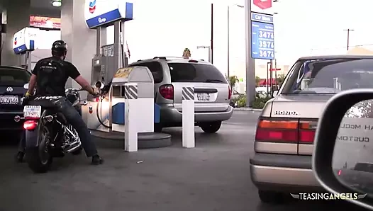 Uzun sert seksten sonra dövmeli sarışın motorcu kız yapışkan bir yüze boşalmanın tadını çıkarıyor