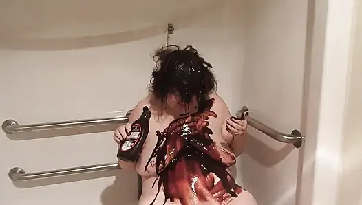İri güzel kadın süt dağınık oynuyor ve sonra tamamen temiz bir şekilde yıkıyor!