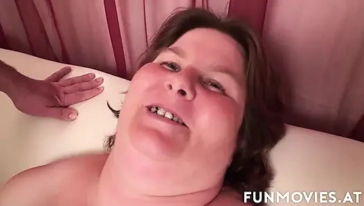 Olgun iri güzel kadın yoğun oral ve oyuncak zevk seansı yapıyor.