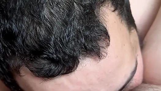 Kız arkadaşını dışarıda yalıyor