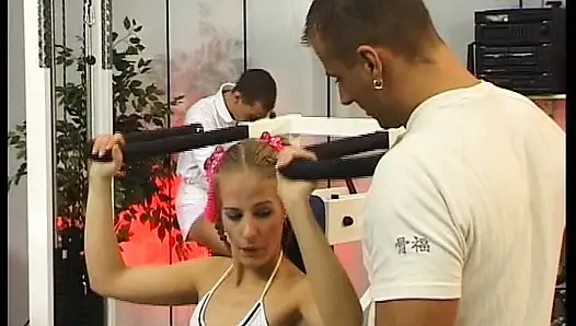 Minyon sarışın Alman bebek spor salonunda iki biniyor