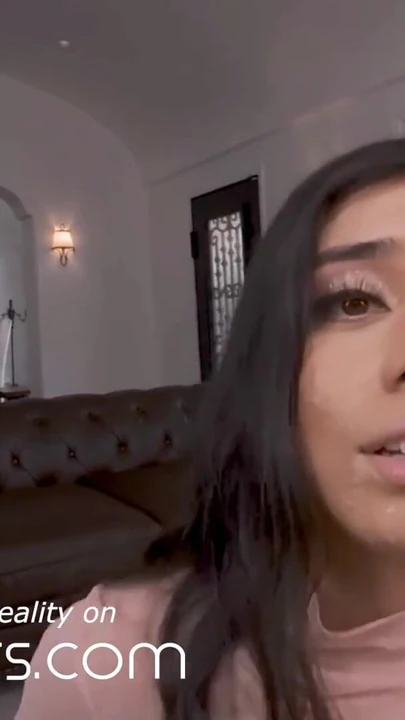 Ключевой момент из "VR Bangers фигуристая латина-соседка пришла на трах-сессию"