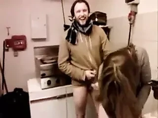 belle francaise se fait filmer pendant qu'elle suce