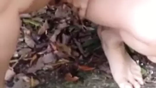 Benim sürtük gf pissing at the trail