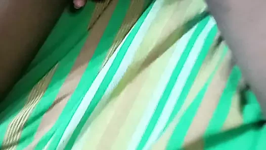 Karısının götüne anal tıkaç sokuyor ve şok oyuncağını amına sokuyor