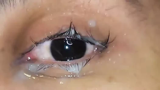 Gırtlağına kadar sikişiyor ve gözüne boşalıyor