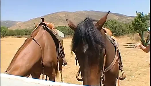 Seksi sarışın kovboy kız tıraşlı kutusunu sert bir yarakla dolduruyor