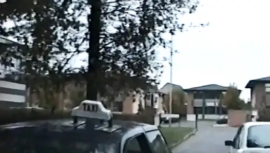 Sarışın bir kız iki yabancı ve taksi şoförü tarafından sikiliyor