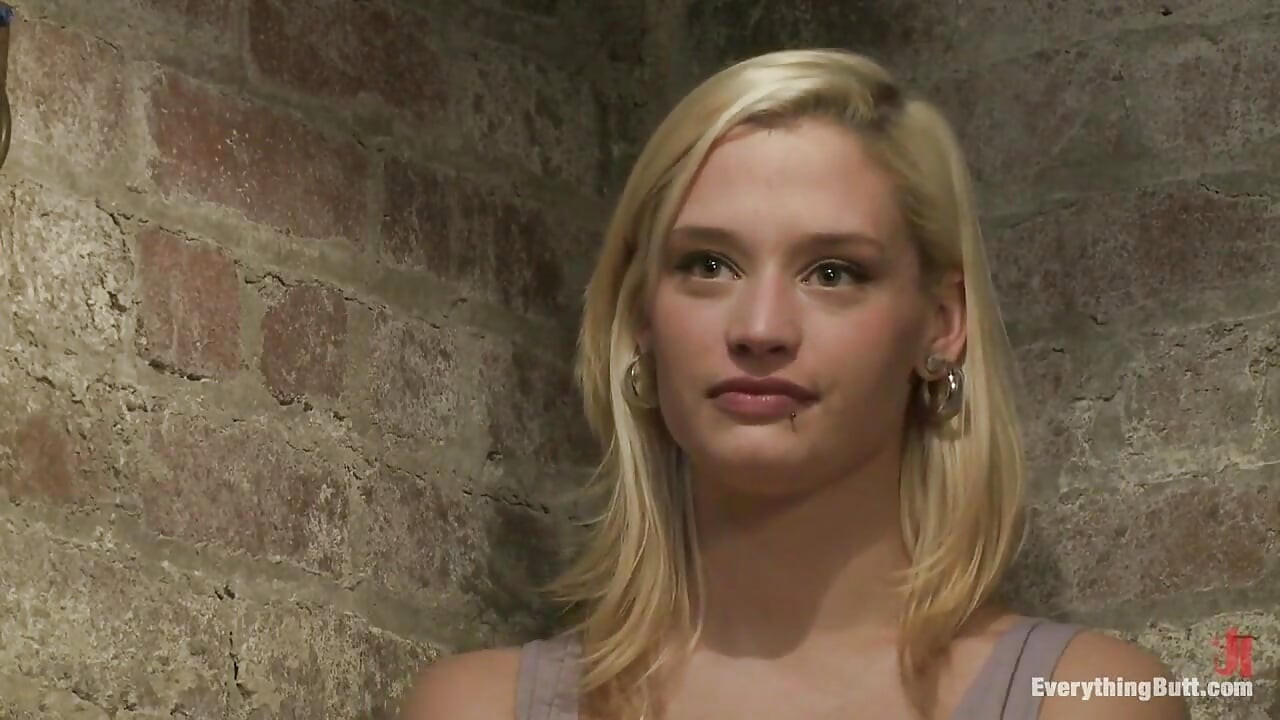 Lacey dragonlily'nin anal oyun oyuncağı oluyor