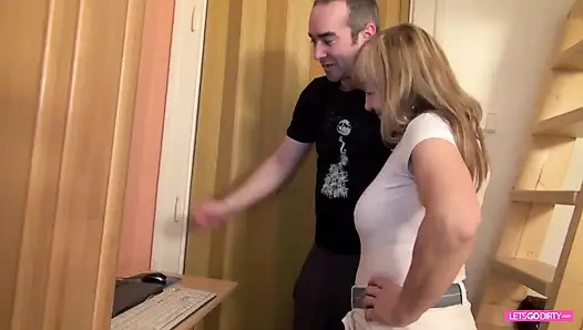 Büyük memeli azgın nine kıllı amını kaplıyor