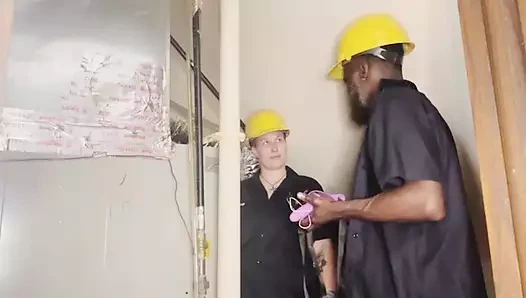 Tomboy işini sürdürmek için patronunu sikiyor