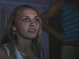 iki Romen kız teasin üzerinde cam (hayır kedi)