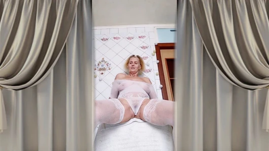 Ateşli ev hanımı Lukerya mutfakta açık şeffaf beyaz tulumla flört ediyor 2