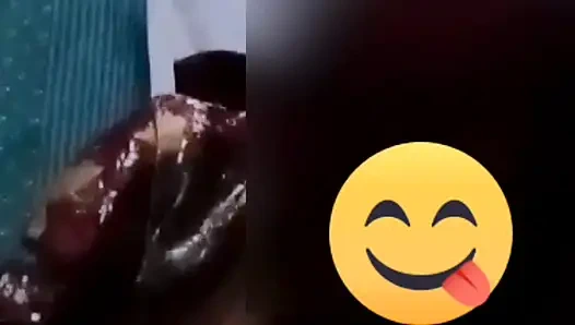 Kocam uzakta olduğu için benden onu tatmin etmemi istedi