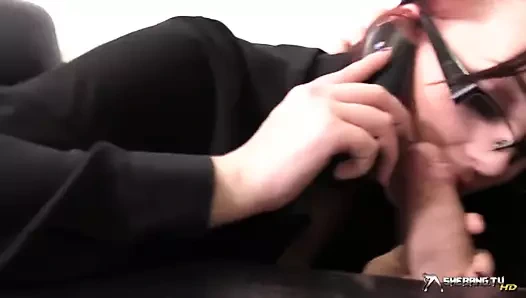 azgın busty sekreter patronunun horoz emme