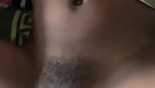Ebeveynleri doğrarken üvey erkek kardeşimin sert amcığını sikiyorum
