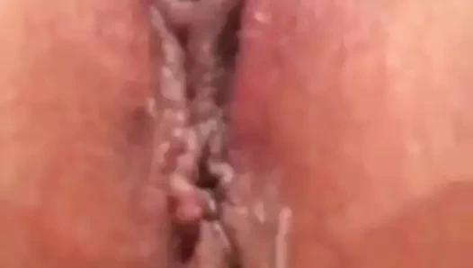 Kız arkadaş onu kedi ile oynuyor