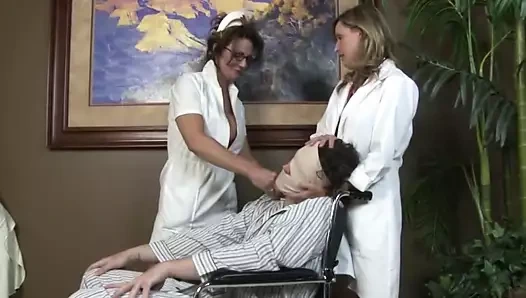 Sıcak hemşire milf handjob