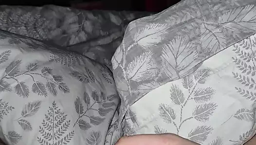 Üvey anne gentile eller üvey oğlu yumuşak taşaklarla oynuyor