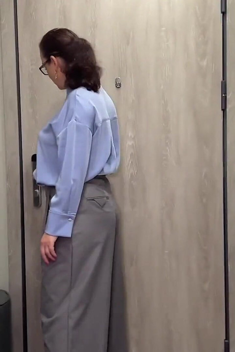 Öğrenci apartmanlarına taşındıktan sonra büyük memeli orta yaşlı seksi kadın ve üvey kızını sikiyor
