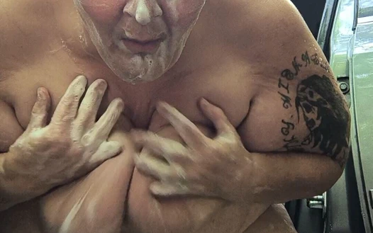 Arabada çılçıplak sabunlama kimin izliyor umrunda değil