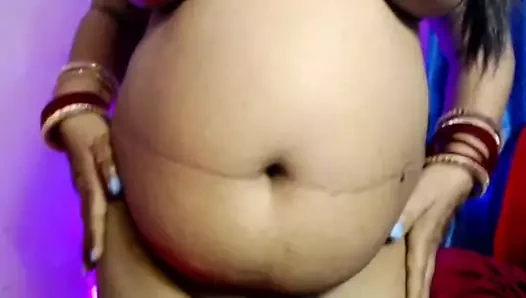 Yalnız kız sutyenini ve kıyafetlerini açıyor ve göğüslerini okşuyor ve amını parmaklayarak seks rolü yapıyor.