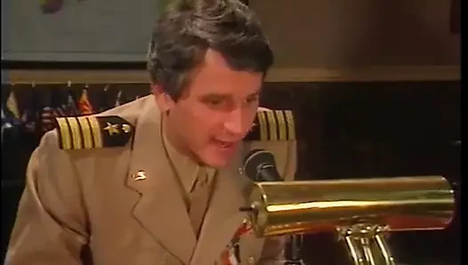 Sarışın erkek delileri asker adama harika şov yapıyor