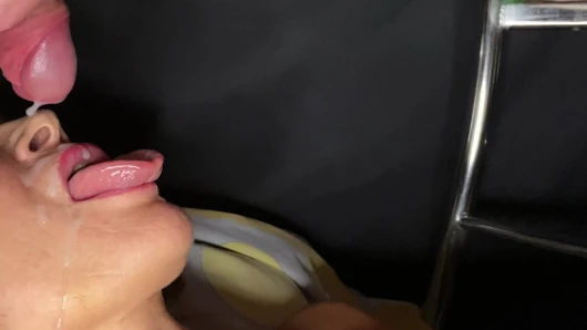 Üvey anne oral seks büyük miktarda sperm orgazmı yutuyor