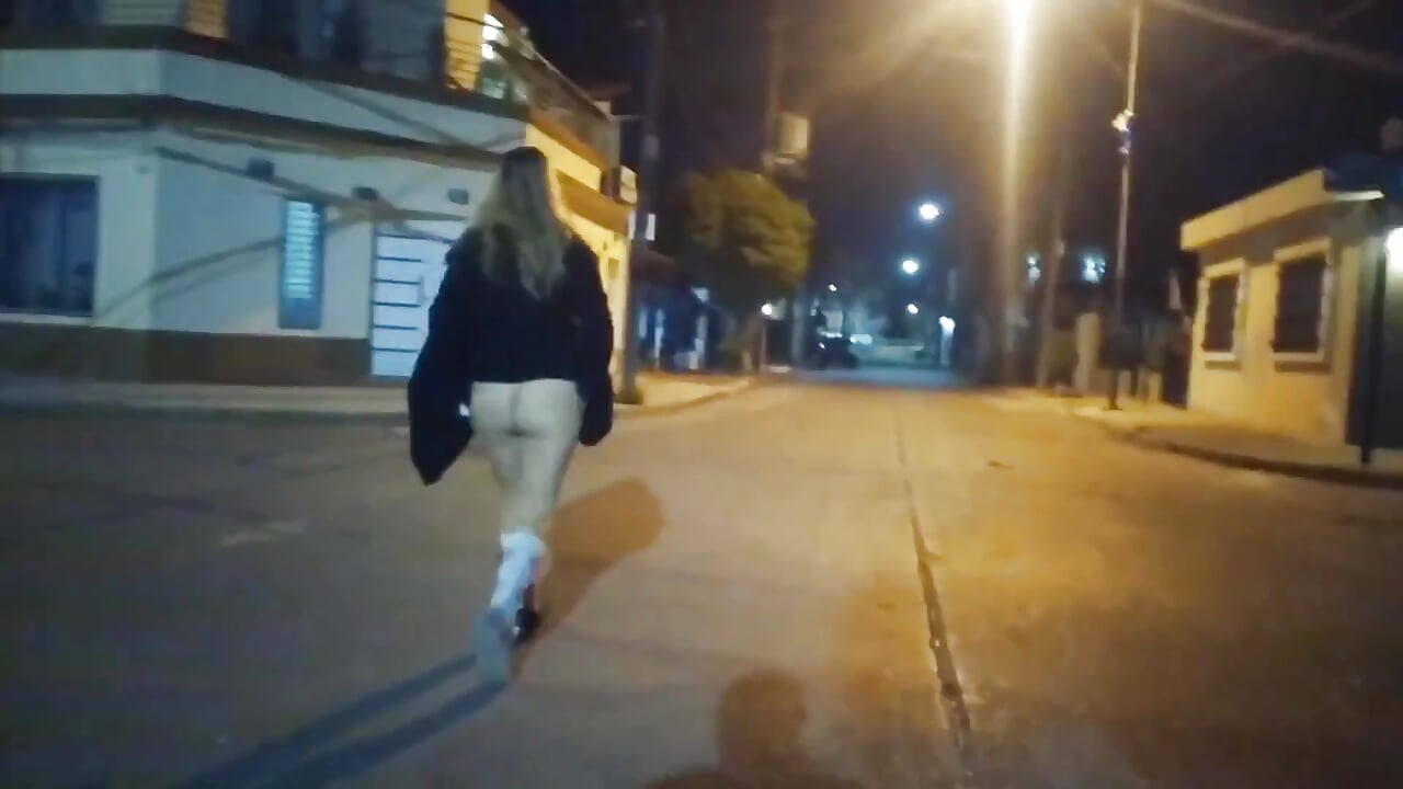 Kısa etekli külotsuz amcığını teşhir ediyor ve gözetleyenlerin önünde seks yapıyor
