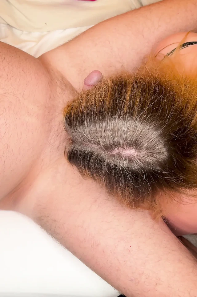 Büyük memeli orta yaşlı seksi kadın tek topunu bağlıyor ve lateks eldivenlerle yarağını sıvazlıyor.