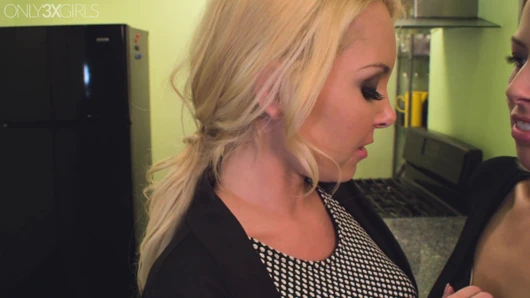 Lezbiyenler Aaliyah Love ve Zoey Monroe