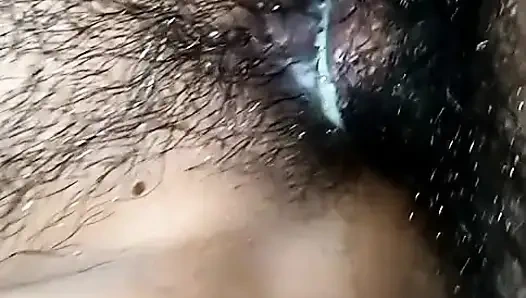 İnleyen Nepalli yenge evde kocasının önünde sikişiyor